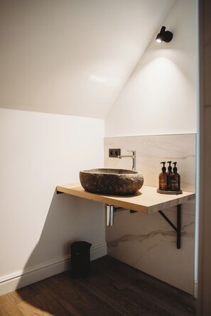 Quarto casal ou duplo superior | Banheiro | Chuveiro com efeito de chuva, produtos de toalete grátis