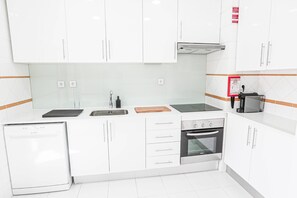 Fridge, oven, stovetop, dishwasher