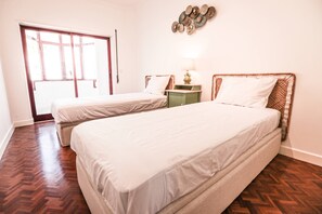 2 bedrooms, internet, bed sheets