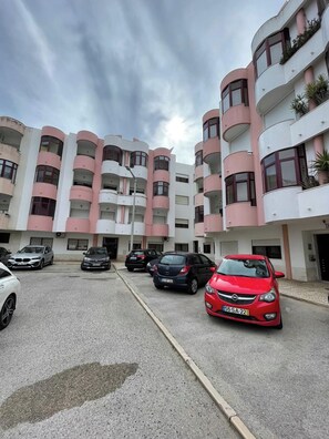 Eine mehrstöckige Parkgarage mit Autos in dafür vorgesehenen Stellplätzen.