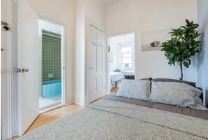 3 slaapkamers, een strijkplank/strijkijzer, wifi, beddengoed