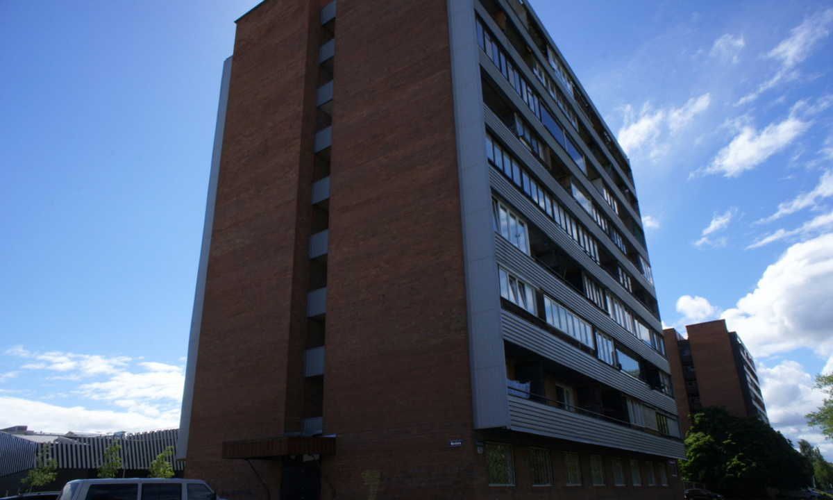 Un immeuble à plusieurs étages, doté d’une façade en briques et de nombreuses fenêtres.