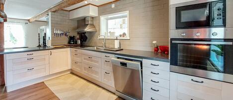 Fridge, oven, stovetop, dishwasher