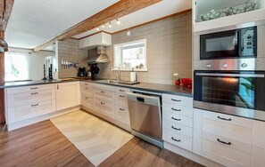 Fridge, oven, stovetop, dishwasher - 2 bedroom cozy home in Munka-Ljungby (Munka-Ljungby)