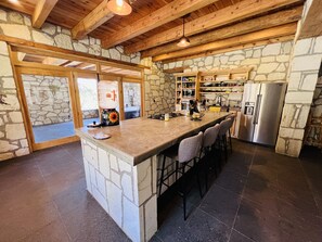 House | Private kitchen | Full-sized fridge, microwave, oven, cookware/dishes/utensils - Finca Bermúdez (Huasca de Ocampo)