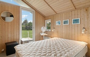 4 bedrooms, iron/ironing board, travel crib, free WiFi - Pet friendly home in Dronningmølle (Dronningmølle)