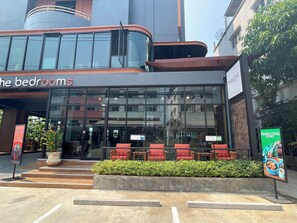 Front of property - The Bedrooms Maeklong Service Apartment (Samut Songkhram)