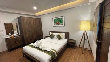 Deluxe Double Room | In-room safe, desk, blackout drapes, iron/ironing board