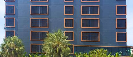 Vista frontal de la propiedad