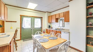 Dining - 2 Mi to Ice Caves: Pet-Friendly Eben Junction Apt (Eben Junction)