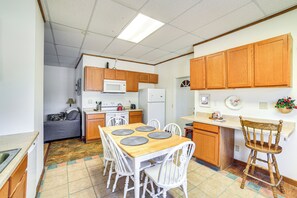 Réfrigérateur, micro-ondes, plaque de cuisson, lave-vaisselle