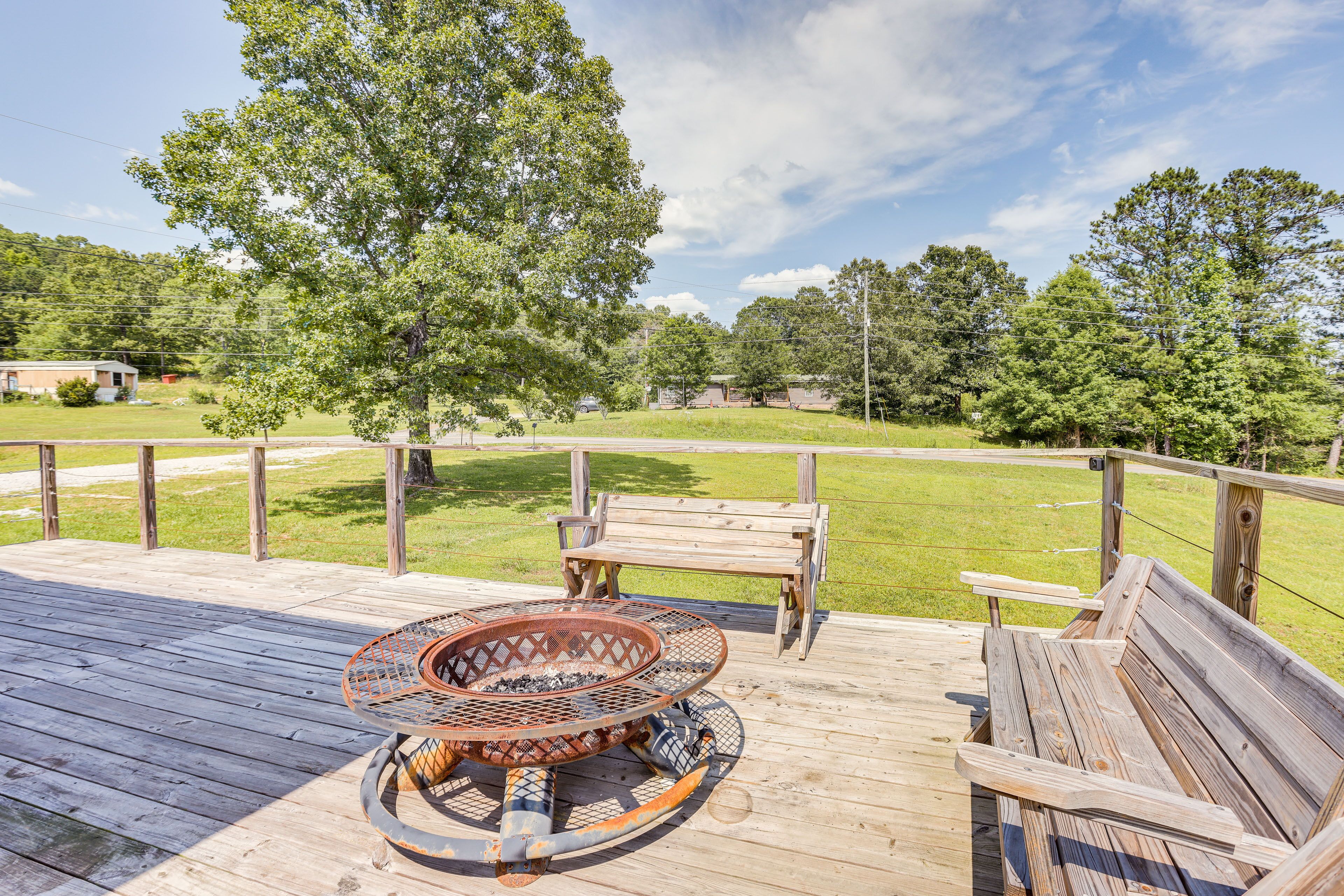 Jacksonville Home w/ Deck - 30 Mi to Talladega!