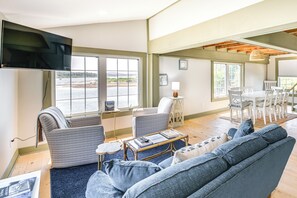 TV, fireplace, books - Historic Winter Harbor Cottage w/ Waterfront Views (Winter Harbor)