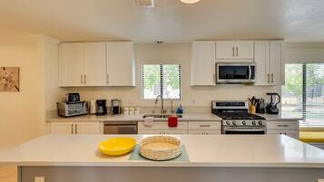 Frigorifero, microonde, piano cottura, lavastoviglie