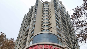 A high-rise hotel with a curved facade and multiple balconies. - Ibis Xi an Shaanxi Province People Hospital Hotel (Xi'an)
