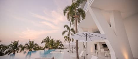 Una piscina a sfioro, una piscina in terrazza