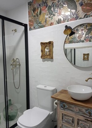 Ducha, secador de pelo, toallas y jabón