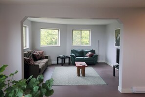 Smart TV, chimenea, tenis de mesa y estéreo 