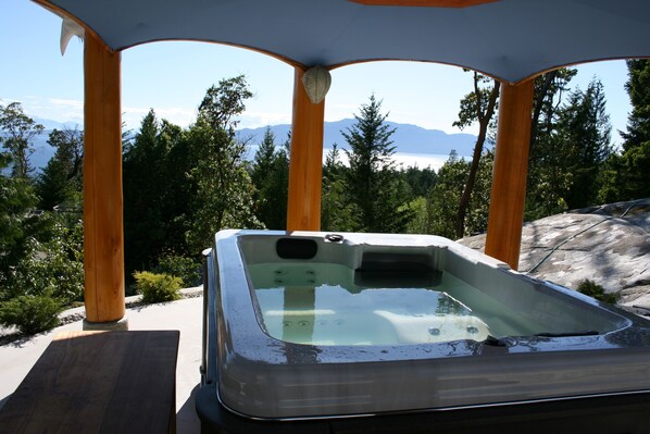 Tina de hidromasaje al aire libre