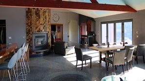 Un interior moderno con comedor, cocina y sala de estar.