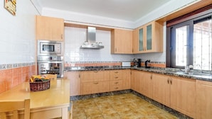 Coffee/tea maker, fridge, microwave, oven - Villa Medina Torrox by Ruralidays (Málaga)