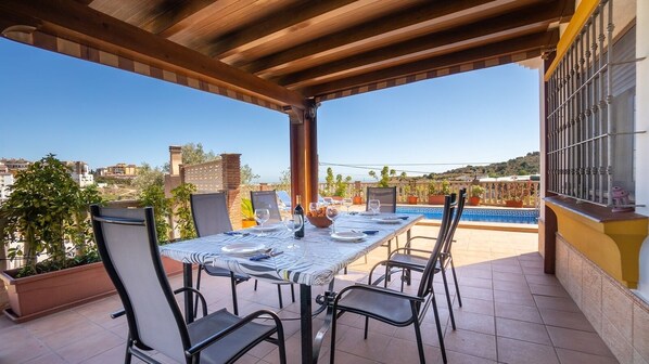 تناول الطعام بالخارج