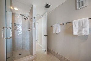 Combined shower/bathtub, hair dryer, towels - Lighthouse Towers 602 - 2Bed/2Bath Beachfront Condo with Pool in Clearwater Beach (Clearwater Beach)