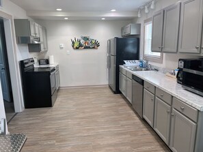 Frigorifero, microonde, forno, piano cottura