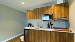 Elite Suite | Private kitchenette - Kitimat River Motel & Suites (Kitimat)