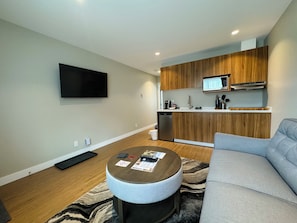 Elite Suite | Living area - Kitimat River Motel & Suites (Kitimat)