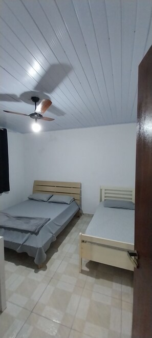 3 Schlafzimmer, Schreibtisch, Bügeleisen/Bügelbrett, kostenloses WLAN