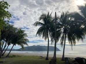 サンラウンジャー、ビーチタオル