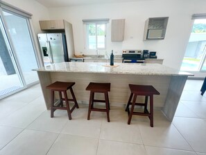 冷蔵庫、電子レンジ、オーブン、コンロ