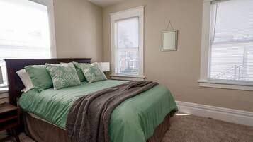 5 bedrooms, desk, iron/ironing board, WiFi