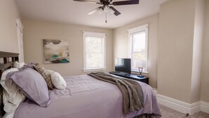 A bedroom with a bed, a ceiling fan, a TV, and two windows with blinds. - *5 Min to WVU*Smart TV*2 Full Kitchen*W/D (Morgantown)