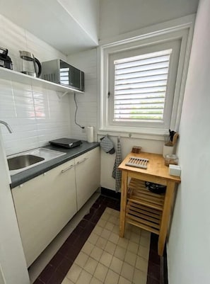 Réfrigérateur, micro-ondes, plaque de cuisson, cafetière/bouilloire