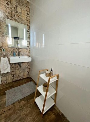 Sèche-cheveux, serviettes fournies, savon, shampoing