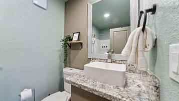 Habitación estándar | Baño | Toallas, jabón, shampoo