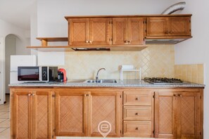 Kühlschrank, Mikrowelle, Herdplatte, Wasserkocher mit Kaffee-/Teezubehör