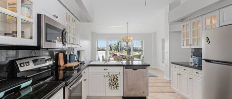 冷蔵庫、電子レンジ、オーブン、コンロ