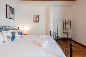 1 habitación, tabla de planchar con plancha, wifi y ropa de cama 
