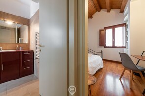 1 chambre, fer et planche Ă repasser, Wi-Fi, draps fournis