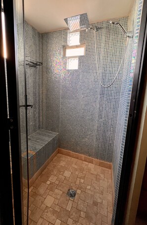 Shower, hair dryer, towels, soap - BeachHouse - Casa Sin Malos Dias in Las Conchas (Puerto Peñasco)