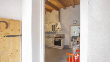 Coffee/tea maker, fridge, oven, stovetop