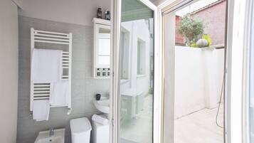 Dusche, Haartrockner, Bidet, Handtücher