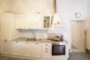 Fridge, oven, stovetop, coffee/tea maker