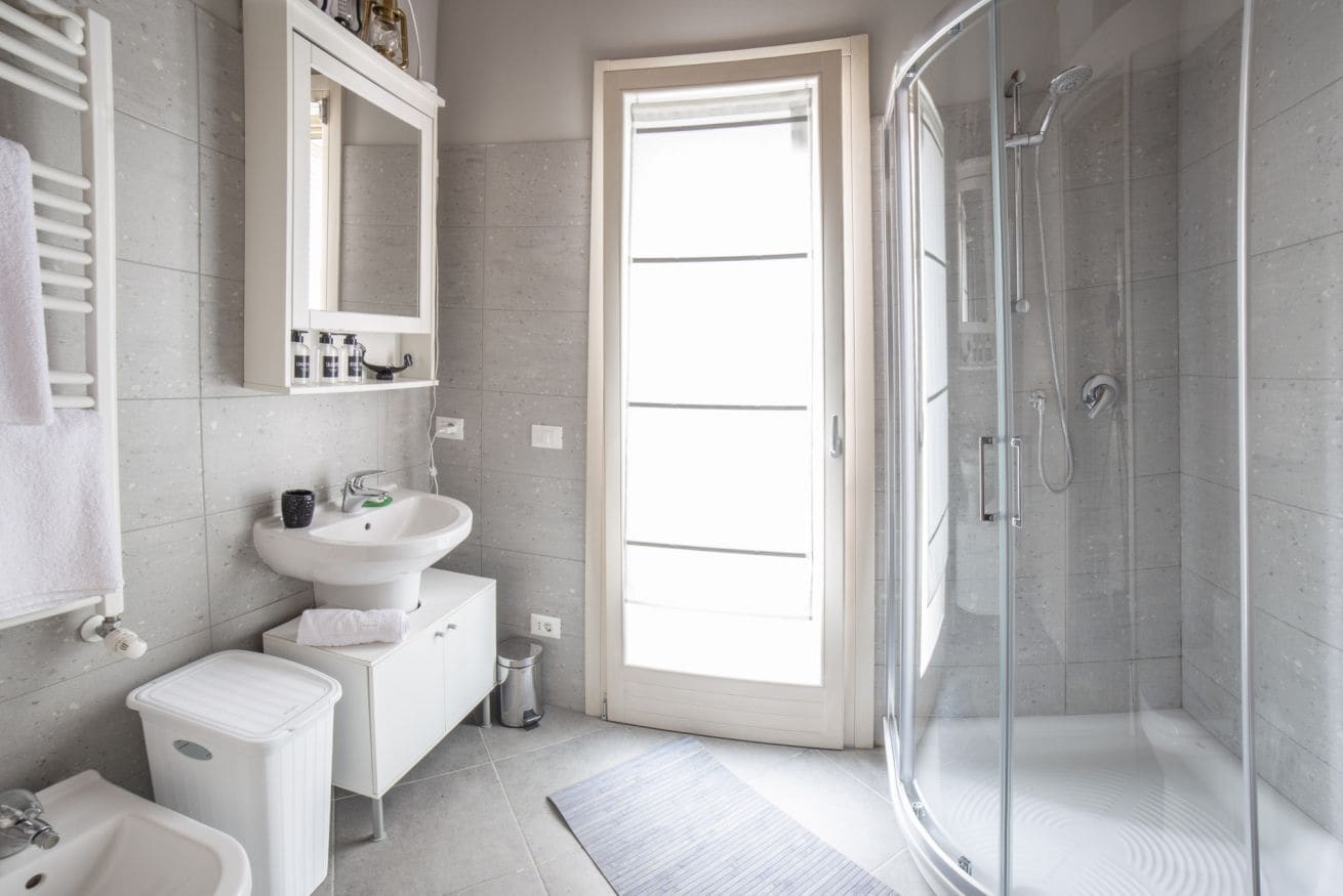 Dusche, Haartrockner, Bidet, Handtücher