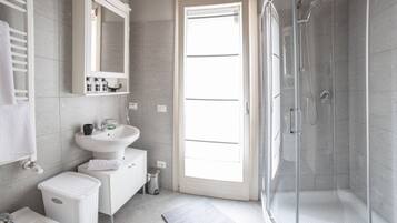 Dusche, Haartrockner, Bidet, Handtücher