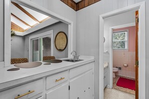 Shower, hair dryer, towels, soap - Cargo District Vintage Vibes (Wilmington)