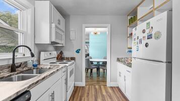 Geladeira, micro-ondas, fogão, cooktop